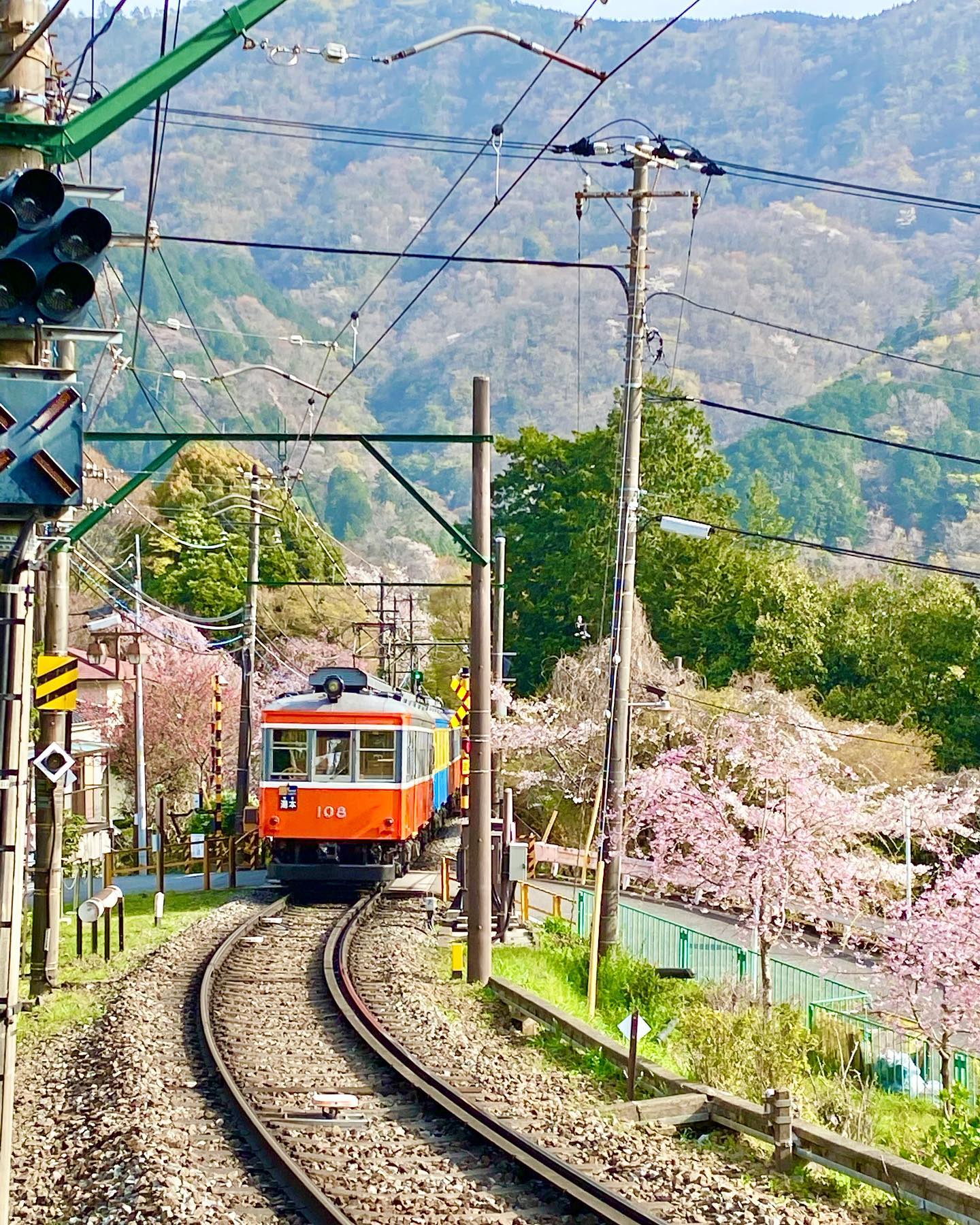 みなさん、こんにちは！旅館 箱根上の湯のインスタグラムを見てくださりありがとうございます！今日から新年度ですね！本日も春を感じる一枚（第2弾）をお届けいたしますっ！(о´∀`о)・・・箱根上の湯では、現在スタッフさんを募集しております。詳細は以下をご確認ください。お電話お待ちしております(^ ^)・・・【旅館スタッフ募集のお知らせ】旅館 箱根上の湯（はこねかみのゆ）では、現在スタッフを募集しております。○雇用形態：契約社員○業務内容： チェックイン・チェックアウト対応、ルーム清掃、料理補助など旅館業全般○給与：月給15万円（交通費支給）○勤務時間：週4日（金〜月の４日間）7:00〜21:30のうち8時間○条件：女性のみ。経験者歓迎。○勤務場所：箱根町大平台535-1旅館 箱根上の湯（はこねかみのゆ）担当・若松（ワカマツ）0460-82-6681・・・当館では、「断食プラン」のサービスもご提供しておりますっ。「断食」と聞くと、「ダイエット」のイメージがお強い方もいらっしゃるかもしれませんが、胃腸をきれいにしたい、心と体をリセットしたい、断食ってどういうものか体験してみたい！など、お客様の目的はさまざまです(^ ^)水を一切使わない、女将特製の野菜ジュースを飲みつつ、岩盤浴に入りつつ、お散歩などしつつ、、、箱根の自然の中で、心身をリセットしていただければと思います(o^^o)（女将の健康講話もありマス☆）断食プラン、みなさまもいかがでしょうか？？？・・・箱根上の湯は現在感染対策に努めつつ営業しております。全部屋数５部屋の小規模旅館ですので、どうぞ安心してお越しください。ご予約はプロフィールのURLからお待ちしております(^ ^)#箱根旅行 #箱根 #箱根温泉 #箱根上の湯  #源泉かけ流し #岩盤浴 #デトックス 効果もあります。#女子旅 #心と体の健康 #健康的な食事 #女将 の#手料理 は#体に優しい です。#箱根登山鉄道 #箱根登山電車 #箱根登山バス #大平台 から徒歩５分です。#撮り鉄 さん必見！#スイッチバック の中にある旅館です。 #運転再開  #箱根駅伝 #ヘアピンカーブ の近く #線路 #箱根湯本 から2駅です♪#感染対策 をしつつ営業しております。#hakone  #hakoneproject #桜 #スタッフ募集中 #スタッフ募集