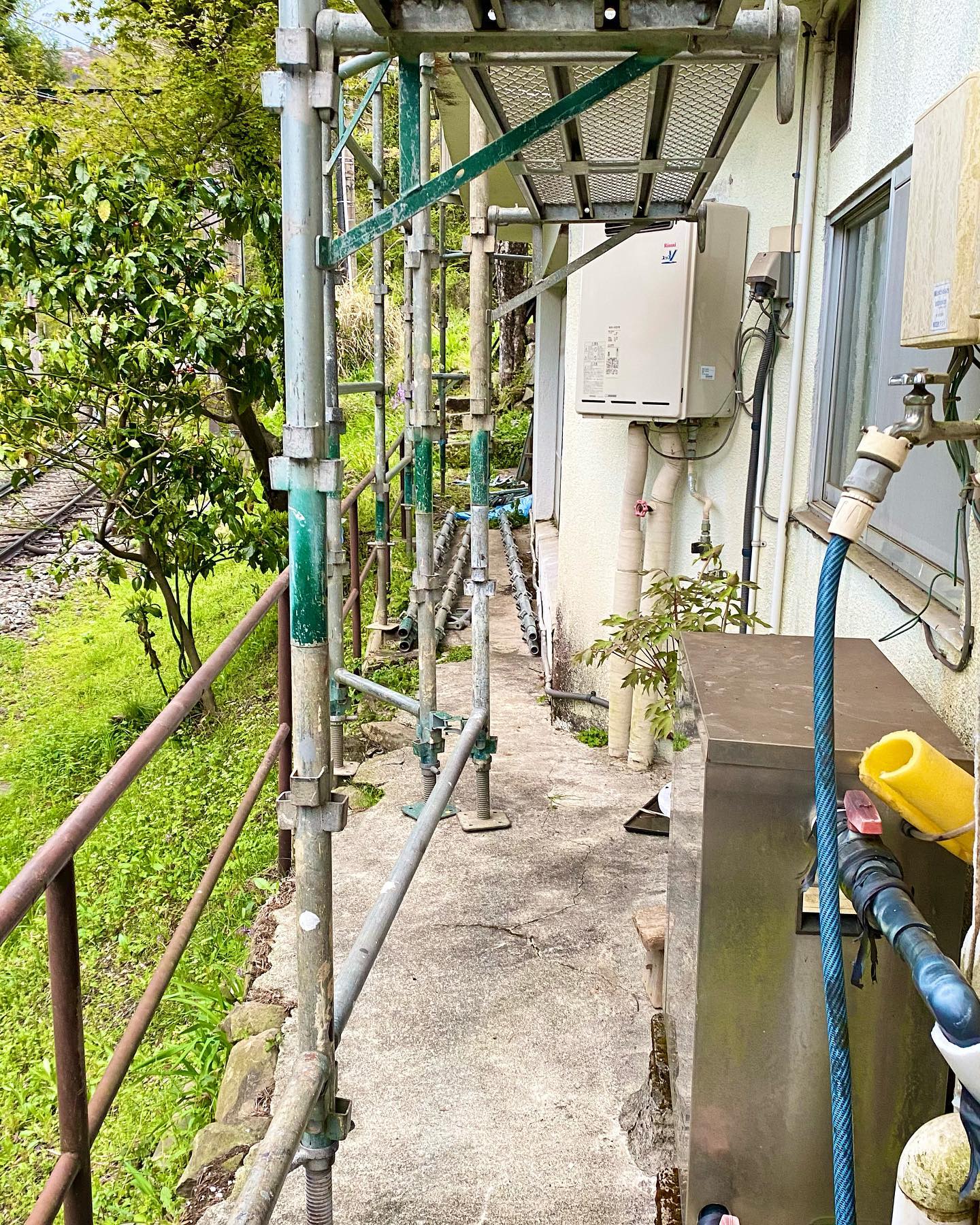 みなさん、こんばんは！旅館 箱根上の湯のインスタグラムを見てくださりありがとうございます。先日から工事がはじまりました‍♀️１階部分が、今からウマレカワリマス、、、！٩(๑❛ᴗ❛๑)۶デッドスペースになっている部分がカフェスペースになる予定ですので、スタッフ一同楽しみにしております。みなさまもぜひいらしてくださいね♪ちなみに工事中も、旅館は基本通常通り営業しておりますので、みなさまのお越しをお待ちしております(^ ^)写真は玄関から。雨漏り工事などもするので、足場が組まれました･:*+.(( °ω° ))/.:+・・・箱根上の湯では、現在スタッフさんを募集しております。詳細は以下をご確認ください。お電話お待ちしております(^ ^)・・・【旅館スタッフ募集のお知らせ】旅館 箱根上の湯（はこねかみのゆ）では、現在スタッフを募集しております。○雇用形態：契約社員○業務内容： チェックイン・チェックアウト対応、ルーム清掃、料理補助など旅館業全般○給与：月給15万円（交通費支給）○勤務時間：週4日（金〜月の４日間）7:00〜21:30のうち8時間○条件：女性のみ。経験者歓迎。○勤務場所：箱根町大平台535-1旅館 箱根上の湯（はこねかみのゆ）担当・若松（ワカマツ）0460-82-6681・・・当館では、「断食プラン」のサービスもご提供しておりますっ。「断食」と聞くと、「ダイエット」のイメージがお強い方もいらっしゃるかもしれませんが、胃腸をきれいにしたい、心と体をリセットしたい、断食ってどういうものか体験してみたい！など、お客様の目的はさまざまです(^ ^)水を一切使わない、女将特製の野菜ジュースを飲みつつ、岩盤浴に入りつつ、お散歩などしつつ、、、箱根の自然の中で、心身をリセットしていただければと思います(o^^o)（女将の健康講話もありマス☆）断食プラン、みなさまもいかがでしょうか？？？・・・箱根上の湯は現在感染対策に努めつつ営業しております。全部屋数５部屋の小規模旅館ですので、どうぞ安心してお越しください。ご予約はプロフィールのURLからお待ちしております(^ ^)#箱根旅行 #箱根 #箱根温泉 #箱根上の湯  #源泉かけ流し #岩盤浴 #デトックス 効果もあります。#女子旅 #心と体の健康 #健康的な食事 #女将 の#手料理 は#体に優しい です。#箱根登山鉄道 #箱根登山電車 #箱根登山バス #大平台 から徒歩５分です。#撮り鉄 さん必見！#スイッチバック の中にある旅館です。 #運転再開  #箱根駅伝 #ヘアピンカーブ の近く #線路 #箱根湯本 から2駅です♪#感染対策 をしつつ営業しております。#hakone  #hakoneproject #工事中 #スタッフ募集中 #スタッフ募集