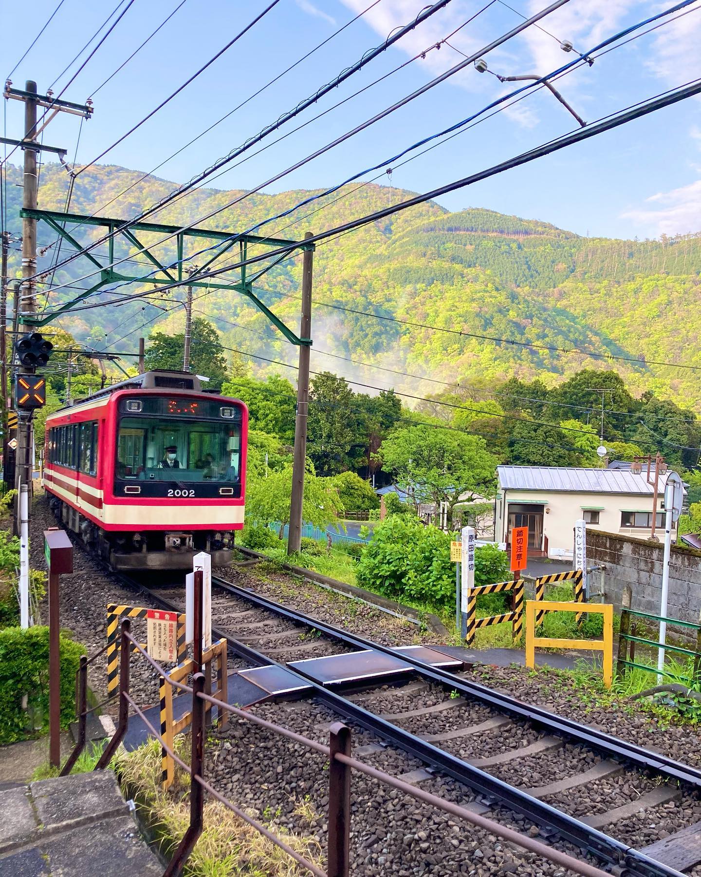 みなさん、こんばんは！旅館 箱根上の湯のインスタグラムを見てくださりありがとうございます。本日 雨上がり、オーナーによる撮影です(^ ^)当館玄関から見える景色です。電車も気持ち良さそうに見えます♪（2枚目を見るには左にスライドしてくださいね（╹◡╹）♪）・・・先日から工事がはじまりました‍♀️１階部分に、新たにカフェスペースができます！楽しみになさっていてくださいね♪ちなみに工事中も、旅館は基本通常通り営業しておりますので、みなさまのお越しをお待ちしております(^ ^)・・・箱根上の湯では、現在スタッフさんを募集しております。詳細は以下をご確認ください。お電話お待ちしております(^ ^)・・・【旅館スタッフ募集のお知らせ】旅館 箱根上の湯（はこねかみのゆ）では、現在スタッフを募集しております。○雇用形態：契約社員○業務内容： チェックイン・チェックアウト対応、ルーム清掃、料理補助など旅館業全般○給与：月給15万円（交通費支給）○勤務時間：週4日（金〜月の４日間）7:00〜21:30のうち8時間○条件：女性のみ。経験者歓迎。○勤務場所：箱根町大平台535-1旅館 箱根上の湯（はこねかみのゆ）担当・若松（ワカマツ）0460-82-6681・・・当館では、「断食プラン」のサービスもご提供しておりますっ。「断食」と聞くと、「ダイエット」のイメージがお強い方もいらっしゃるかもしれませんが、胃腸をきれいにしたい、心と体をリセットしたい、断食ってどういうものか体験してみたい！など、お客様の目的はさまざまです(^ ^)水を一切使わない、女将特製の野菜ジュースを飲みつつ、岩盤浴に入りつつ、お散歩などしつつ、、、箱根の自然の中で、心身をリセットしていただければと思います(o^^o)（女将の健康講話もありマス☆）断食プラン、みなさまもいかがでしょうか？？？・・・箱根上の湯は現在感染対策に努めつつ営業しております。全部屋数５部屋の小規模旅館ですので、どうぞ安心してお越しください。ご予約はプロフィールのURLからお待ちしております(^ ^)#箱根旅行 #箱根 #箱根温泉 #箱根上の湯  #源泉かけ流し #岩盤浴 #デトックス 効果もあります。#女子旅 #心と体の健康 #健康的な食事 #女将 の#手料理 は#体に優しい です。#箱根登山鉄道 #箱根登山電車 #箱根登山バス #大平台 から徒歩５分です。#撮り鉄 さん必見！#スイッチバック の中にある旅館です。 #運転再開  #箱根駅伝 #ヘアピンカーブ の近く #線路 #箱根湯本 から2駅です♪#感染対策 をしつつ営業しております。#hakone  #hakoneproject #雨上がり #スタッフ募集中 #スタッフ募集