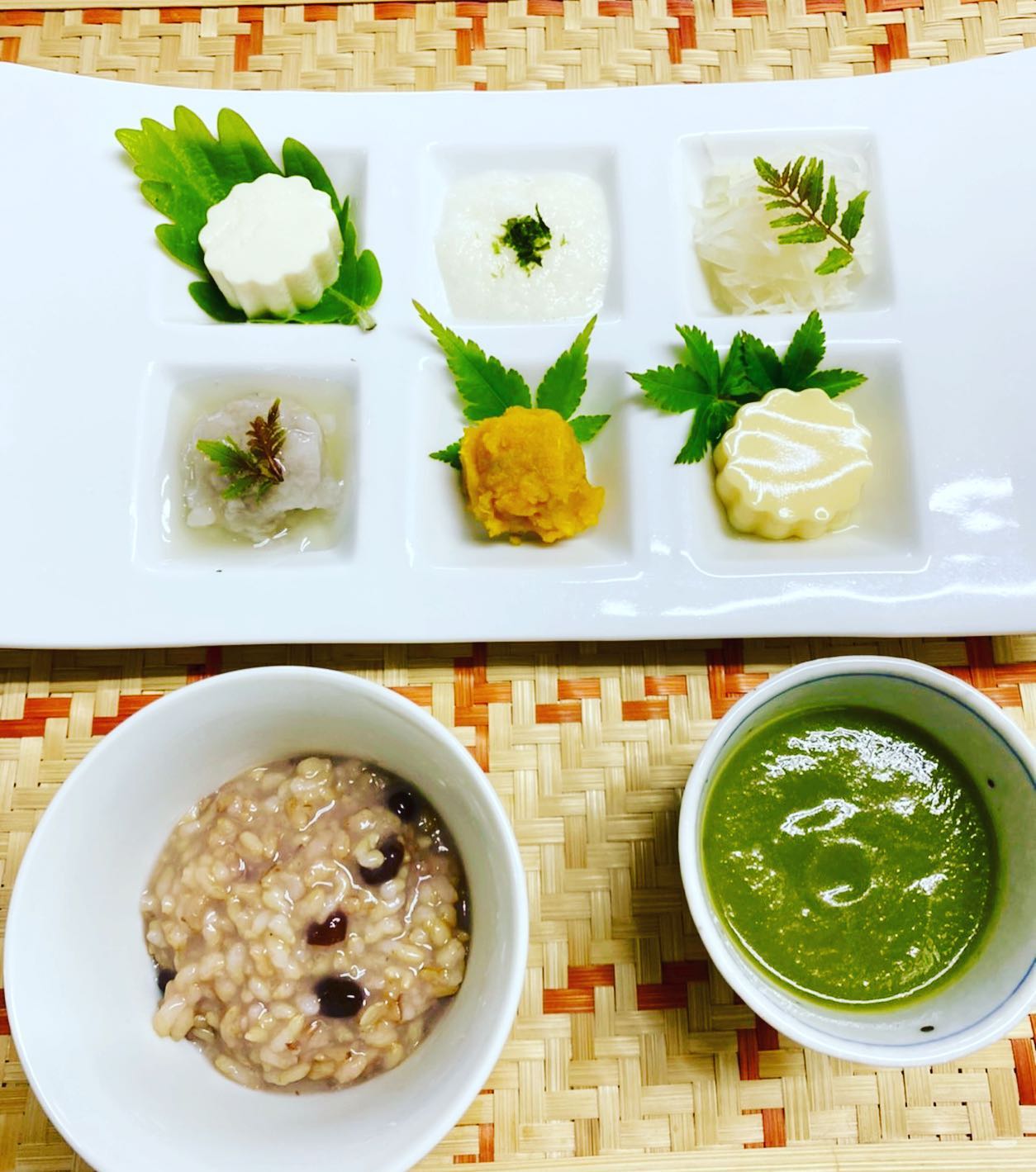 みなさん、こんにちは！旅館 箱根上の湯のインスタグラムを見てくださりありがとうございます。今日は断食プランの回復食をご紹介いたします。その都度メニューは異なりますが、本日お帰りになったお客様の回復食メニューはこちらでした♪六点盛りは左上から時計周りに○大平台の辻国豆腐　○とろろ　○大根煮○卵豆腐　○かぼちゃ　○蓮根蒸しそして、○玄米小豆粥　○野菜スープ(玉ねぎ、キャベツ、大麦若葉)さらに、○三年番茶○曽我の梅干しです(^ ^)見事完食されました！断食プランにご興味のある方、以下に詳細がありますのでご覧ください。ご質問などございましたらお気軽にお問い合わせください♪・・・先日から工事がはじまりました‍♀️１階部分に、新たにカフェスペースができます！楽しみになさっていてくださいね♪ちなみに工事中も、旅館は基本通常通り営業しておりますので、みなさまのお越しをお待ちしております(^ ^)・・・箱根上の湯では、現在スタッフさんを募集しております。詳細は以下をご確認ください。お電話お待ちしております(^ ^)・・・【旅館スタッフ募集のお知らせ】旅館 箱根上の湯（はこねかみのゆ）では、現在スタッフを募集しております。○雇用形態：契約社員○業務内容： チェックイン・チェックアウト対応、ルーム清掃、料理補助など旅館業全般○給与：月給15万円（交通費支給）○勤務時間：週4日（金〜月の４日間）7:00〜21:30のうち8時間○条件：女性のみ。経験者歓迎。○勤務場所：箱根町大平台535-1旅館 箱根上の湯（はこねかみのゆ）担当・若松（ワカマツ）0460-82-6681・・・当館では、「断食プラン」のサービスもご提供しております。「断食」と聞くと、「ダイエット」のイメージがお強い方もいらっしゃるかもしれませんが、胃腸をきれいにしたい、心と体をリセットしたい、断食ってどういうものか体験してみたい！など、お客様の目的はさまざまです(^ ^)水を一切使わない、女将特製の野菜ジュースを飲みつつ、岩盤浴に入りつつ、お散歩などしつつ、、、箱根の自然の中で、心身をリセットしていただければと思います(o^^o)（女将の健康講話もありマス☆）断食プラン、みなさまもいかがでしょうか？？？・・・箱根上の湯は現在感染対策に努めつつ営業しております。全部屋数５部屋の小規模旅館ですので、どうぞ安心してお越しください。ご予約はプロフィールのURLからお待ちしております(^ ^)#箱根旅行 #箱根 #箱根温泉 #箱根上の湯  #源泉かけ流し #岩盤浴 #デトックス 効果もあります。#女子旅 #心と体の健康 #健康的な食事 #女将 の#手料理 は#体に優しい です。#箱根登山鉄道 #箱根登山電車 #箱根登山バス #大平台 から徒歩５分です。#撮り鉄 さん必見！#スイッチバック の中にある旅館です。 #運転再開  #箱根駅伝 #ヘアピンカーブ の近く #線路 #箱根湯本 から2駅です♪#感染対策 をしつつ営業しております。#hakone  #hakoneproject #回復食 #スタッフ募集中 #スタッフ募集