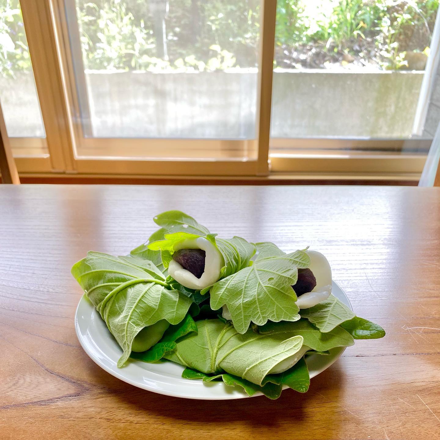 みなさん、こんにちは！旅館 箱根上の湯のインスタグラムを見てくださりありがとうございます。写真は女将特製の柏餅です！（休憩中にササっと作ってくれました∧( 'Θ' )∧！）柏の葉は、上の湯産です（笑）登山電車を見ながらいただきました♪中身はこしあん(^ ^)みなさんは「こしあん」「つぶあん」、どちらがお好みですか？ちなみに私は圧倒的こしあんです、、、！！！٩( 'ω' )و・・・先日から工事がはじまりました‍♀️１階部分に、新たにカフェスペースができます！楽しみになさっていてくださいね♪ちなみに工事中も、旅館は基本通常通り営業しておりますので、みなさまのお越しをお待ちしております(^ ^)・・・箱根上の湯では、現在スタッフさんを募集しております。詳細は以下をご確認ください。お電話お待ちしております(^ ^)・・・【旅館スタッフ募集のお知らせ】旅館 箱根上の湯（はこねかみのゆ）では、現在スタッフを募集しております。○雇用形態：契約社員○業務内容： チェックイン・チェックアウト対応、ルーム清掃、料理補助など旅館業全般○給与：月給15万円（交通費支給）○勤務時間：週4日（金〜月の４日間）7:00〜21:30のうち8時間○条件：女性のみ。経験者歓迎。○勤務場所：箱根町大平台535-1旅館 箱根上の湯（はこねかみのゆ）担当・若松（ワカマツ）0460-82-6681・・・当館では、「断食プラン」のサービスもご提供しておりますっ。「断食」と聞くと、「ダイエット」のイメージがお強い方もいらっしゃるかもしれませんが、胃腸をきれいにしたい、心と体をリセットしたい、断食ってどういうものか体験してみたい！など、お客様の目的はさまざまです(^ ^)水を一切使わない、女将特製の野菜ジュースを飲みつつ、岩盤浴に入りつつ、お散歩などしつつ、、、箱根の自然の中で、心身をリセットしていただければと思います(o^^o)（女将の健康講話もありマス☆）断食プラン、みなさまもいかがでしょうか？？？・・・箱根上の湯は現在感染対策に努めつつ営業しております。全部屋数５部屋の小規模旅館ですので、どうぞ安心してお越しください。ご予約はプロフィールのURLからお待ちしております(^ ^)#箱根旅行 #箱根 #箱根温泉 #箱根上の湯  #源泉かけ流し #岩盤浴 #デトックス 効果もあります。#女子旅 #心と体の健康 #健康的な食事 #女将 の#手料理 は#体に優しい です。#箱根登山鉄道 #箱根登山電車 #箱根登山バス #大平台 から徒歩５分です。#撮り鉄 さん必見！#スイッチバック の中にある旅館です。 #運転再開  #箱根駅伝 #ヘアピンカーブ の近く #線路 #箱根湯本 から2駅です♪#感染対策 をしつつ営業しております。#hakone  #hakoneproject #柏餅 #スタッフ募集中 #スタッフ募集