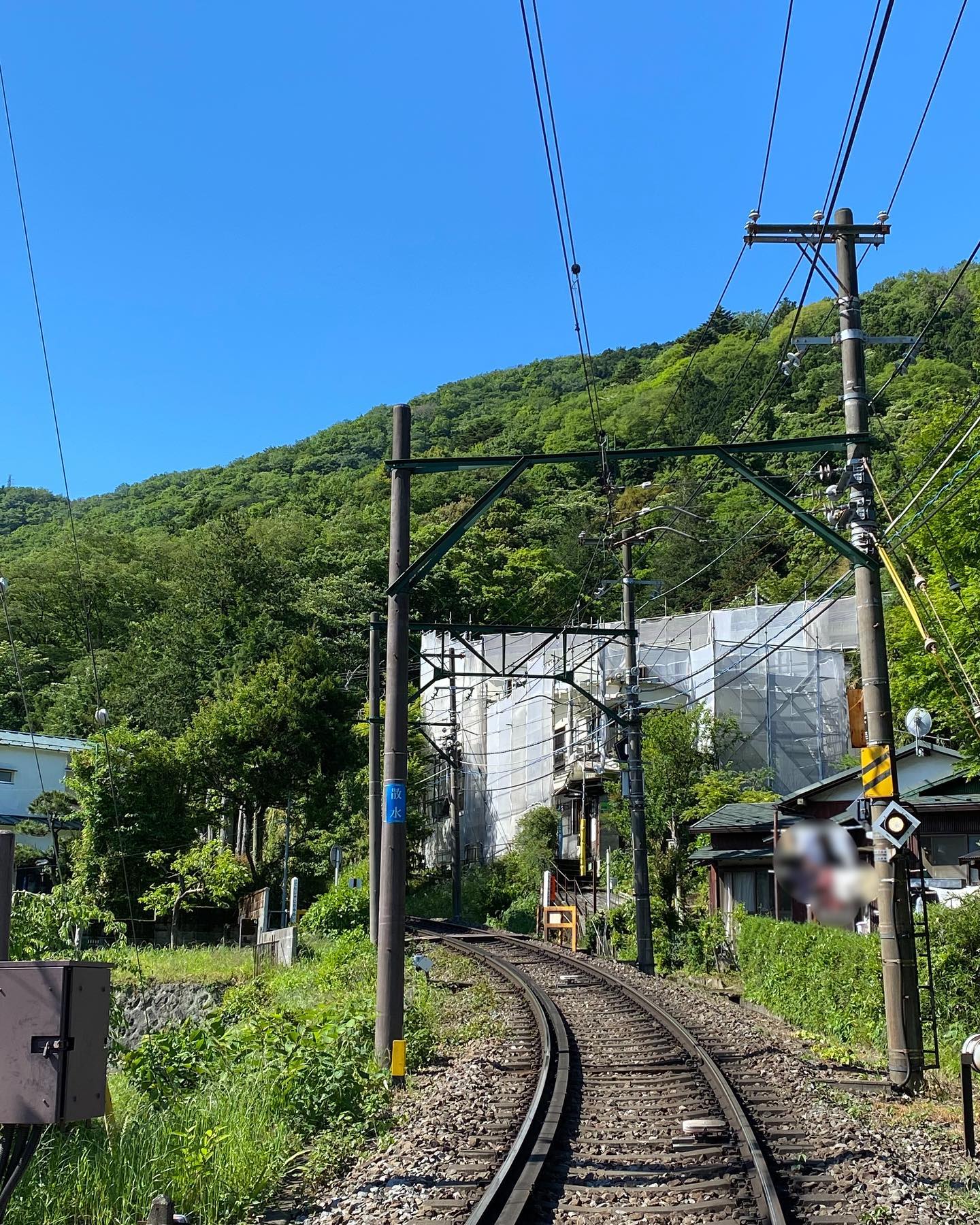 みなさん、こんにちは！旅館 箱根上の湯のインスタグラムを見てくださりありがとうございます。本日の外観です_(┐「ε:)_ただいま内装と合わせて、外壁もきれ〜いにしてもらっています♪仕上がりが楽しみです(^ ^)・・・先日から工事がはじまりました‍♀️１階部分に、新たにカフェスペースができます！楽しみになさっていてくださいね♪ちなみに工事中も、旅館は基本通常通り営業しておりますので、みなさまのお越しをお待ちしております(^ ^)・・・箱根上の湯では、現在スタッフさんを募集しております。詳細は以下をご確認ください。お電話お待ちしております(^ ^)・・・【旅館スタッフ募集のお知らせ】旅館 箱根上の湯（はこねかみのゆ）では、現在スタッフを募集しております。○雇用形態：契約社員○業務内容： チェックイン・チェックアウト対応、ルーム清掃、料理補助など旅館業全般○給与：月給15万円（交通費支給）○勤務時間：週4日（金〜月の４日間）7:00〜21:30のうち8時間○条件：女性のみ。経験者歓迎。○勤務場所：箱根町大平台535-1旅館 箱根上の湯（はこねかみのゆ）担当・若松（ワカマツ）0460-82-6681・・・当館では、「断食プラン」のサービスもご提供しておりますっ。「断食」と聞くと、「ダイエット」のイメージがお強い方もいらっしゃるかもしれませんが、胃腸をきれいにしたい、心と体をリセットしたい、断食ってどういうものか体験してみたい！など、お客様の目的はさまざまです(^ ^)水を一切使わない、女将特製の野菜ジュースを飲みつつ、岩盤浴に入りつつ、お散歩などしつつ、、、箱根の自然の中で、心身をリセットしていただければと思います(o^^o)（女将の健康講話もありマス☆）断食プラン、みなさまもいかがでしょうか？？？・・・箱根上の湯は現在感染対策に努めつつ営業しております。全部屋数５部屋の小規模旅館ですので、どうぞ安心してお越しください。ご予約はプロフィールのURLからお待ちしております(^ ^)#箱根旅行 #箱根 #箱根温泉 #箱根上の湯  #源泉かけ流し #岩盤浴 #デトックス 効果もあります。#女子旅 #心と体の健康 #健康的な食事 #女将 の#手料理 は#体に優しい です。#箱根登山鉄道 #箱根登山電車 #箱根登山バス #大平台 から徒歩５分です。#撮り鉄 さん必見！#スイッチバック の中にある旅館です。 #運転再開  #箱根駅伝 #ヘアピンカーブ の近く #線路 #箱根湯本 から2駅です♪#感染対策 をしつつ営業しております。#hakone  #hakoneproject #青空  #スタッフ募集中 #スタッフ募集