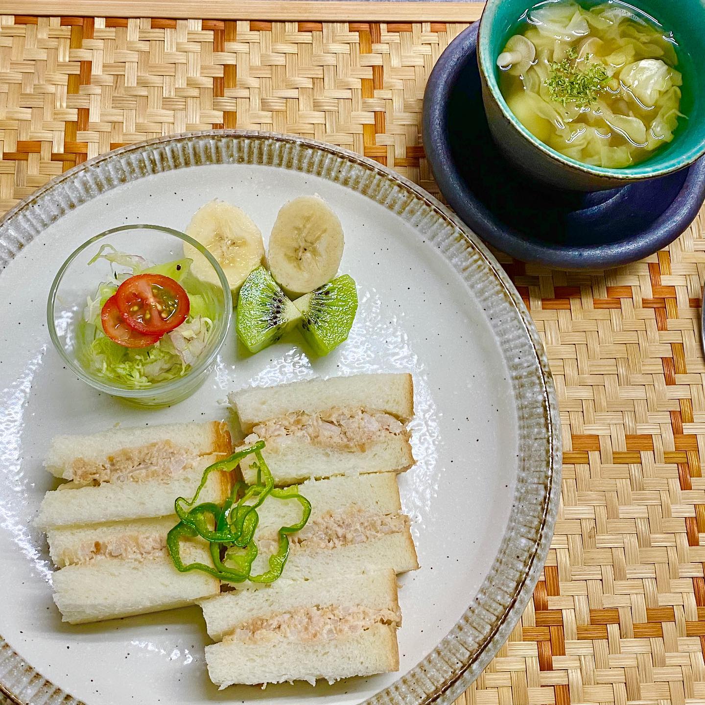 みなさん、こんばんは！久々にお食事の写真をアップします(^ ^)本日のランチ、ツナサンドと野菜スープです♪キウイがちょうちょみたいですね🥝勝手に女将のこだわりポイントだと思っています（笑）１階のカフェオープンに向けて、そろそろ試作もしなくてはですね٩( 'ω' )و！（※お食事メニューはその日の食材によって異なります）・・・箱根上の湯では、現在スタッフさんを募集しております。詳細は以下をご確認ください。お電話お待ちしております(^ ^)・・・【旅館スタッフ募集のお知らせ】旅館 箱根上の湯（はこねかみのゆ）では、現在スタッフを募集しております。○雇用形態：契約社員○業務内容： チェックイン・チェックアウト対応、ルーム清掃、料理補助など旅館業全般○給与：月給15万円（交通費支給）○勤務時間：週4日（金〜月の４日間）7:00〜21:30のうち8時間○条件：女性のみ。経験者歓迎。○勤務場所：箱根町大平台535-1旅館 箱根上の湯（はこねかみのゆ）担当・若松（ワカマツ）0460-82-6681・・・当館では、「断食プラン」のサービスもご提供しておりますっ。「断食」と聞くと、「ダイエット」のイメージがお強い方もいらっしゃるかもしれませんが、胃腸をきれいにしたい、心と体をリセットしたい、断食ってどういうものか体験してみたい！など、お客様の目的はさまざまです(^ ^)水を一切使わない、女将特製の野菜ジュースを飲みつつ、岩盤浴に入りつつ、お散歩などしつつ、、、箱根の自然の中で、心身をリセットしていただければと思います(o^^o)（女将の健康講話もありマス☆）断食プラン、みなさまもいかがでしょうか？？？・・・箱根上の湯は現在感染対策に努めつつ営業しております。全部屋数５部屋の小規模旅館ですので、どうぞ安心してお越しください。ご予約はプロフィールのURLからお待ちしております(^ ^)#箱根旅行 #箱根 #箱根温泉 #箱根上の湯  #源泉かけ流し #岩盤浴 #デトックス 効果もあります。#女子旅 #心と体の健康 #健康的な食事 #女将 の#手料理 は#体に優しい です。#箱根登山鉄道 #箱根登山電車 #箱根登山バス #大平台 から徒歩５分です。#撮り鉄 さん必見！#スイッチバック の中にある旅館です。 #運転再開  #箱根駅伝 #ヘアピンカーブ の近く #線路 #箱根湯本 から2駅です♪#感染対策 をしつつ営業しております。#hakone  #hakoneproject #本日のランチ  #スタッフ募集中 #スタッフ募集